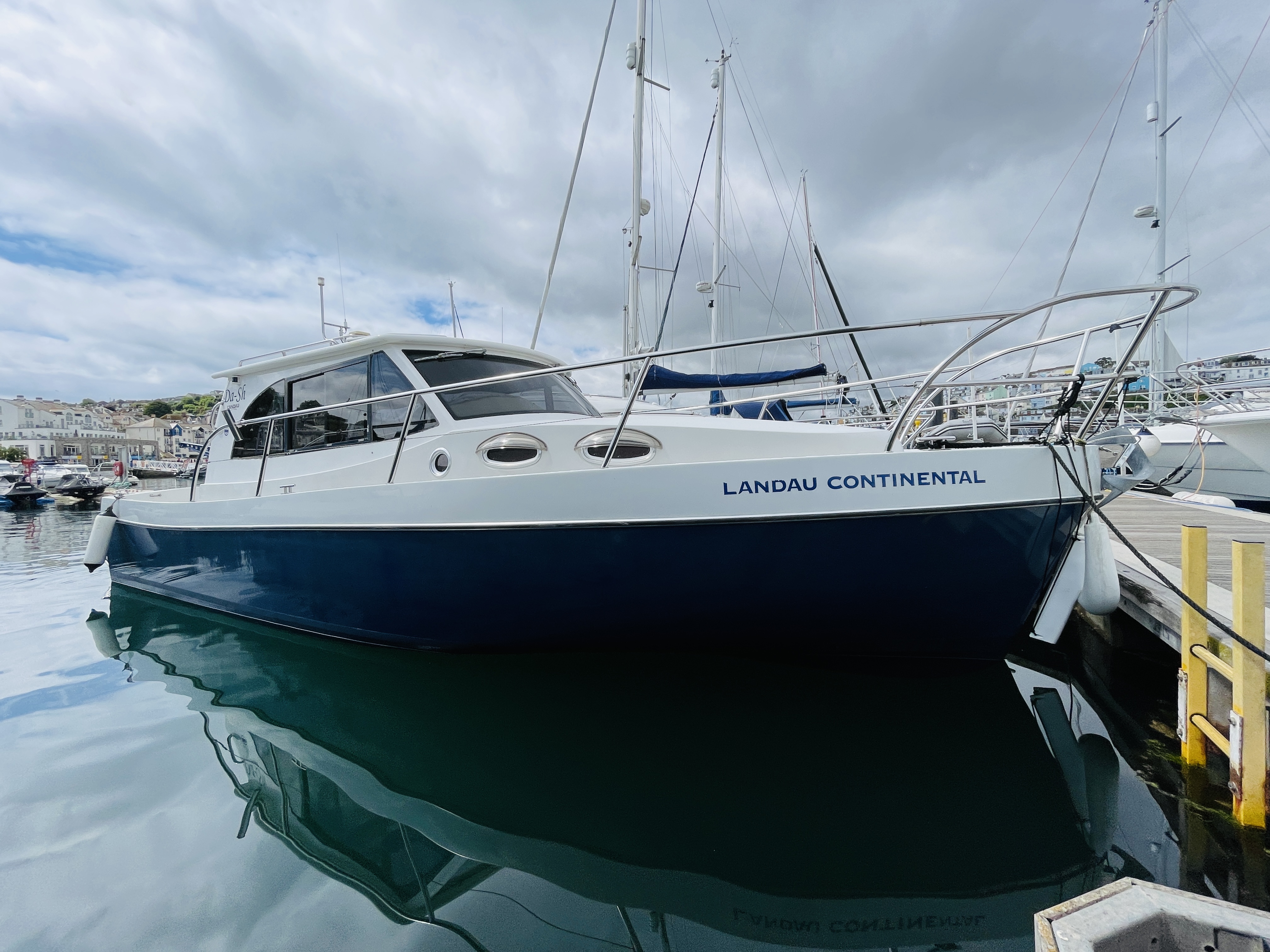 Sold. 2004 Landau 29, 1 x Yanmar 4LHA-STE (240hp) Inboard diesel. Tax Paid.