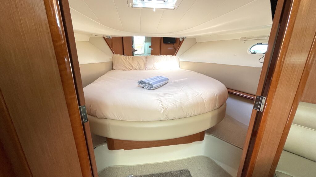 Sold. 2008 Built Jeanneau Prestige 34 S. 2 x Volvo Penta D4 260hp Inboard Diesel Engines.